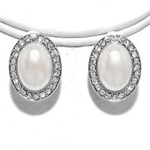 Pearl (faux) White Necklace & Clip-On Earrings Set - Picture 2 of 6